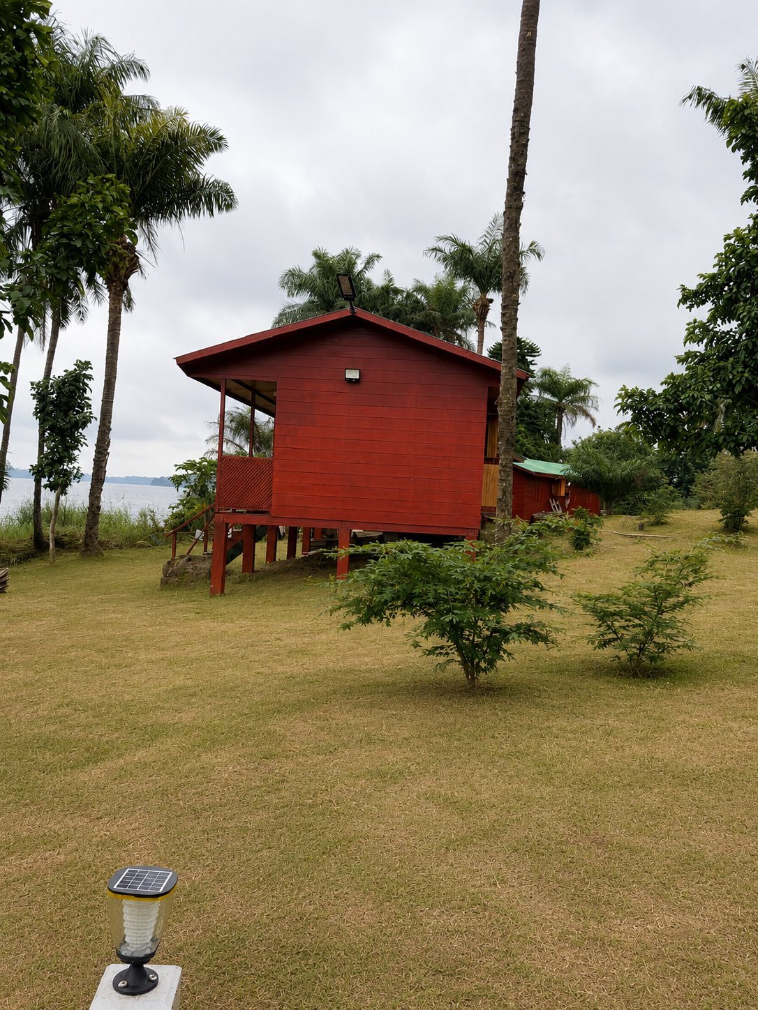 Bungalow du Bouendi Luxury Resort au bord de la lagune