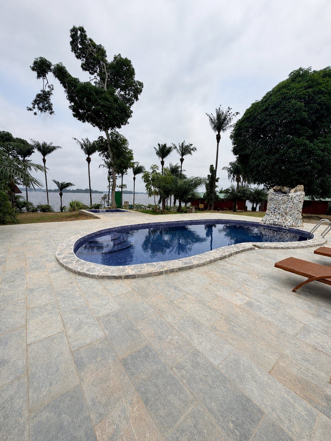 Piscine à débordement
